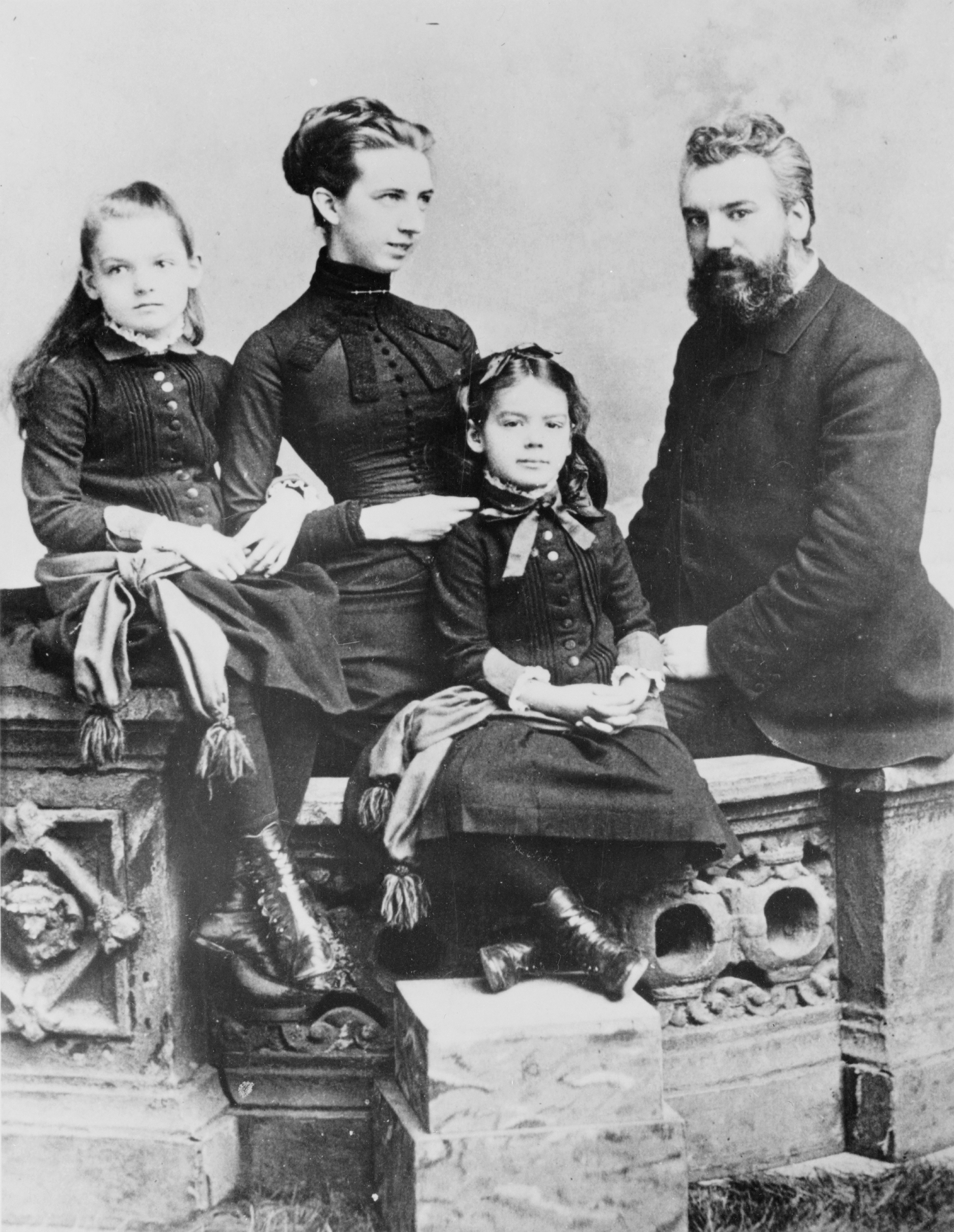 Олександр Белл із дружиною та доньками