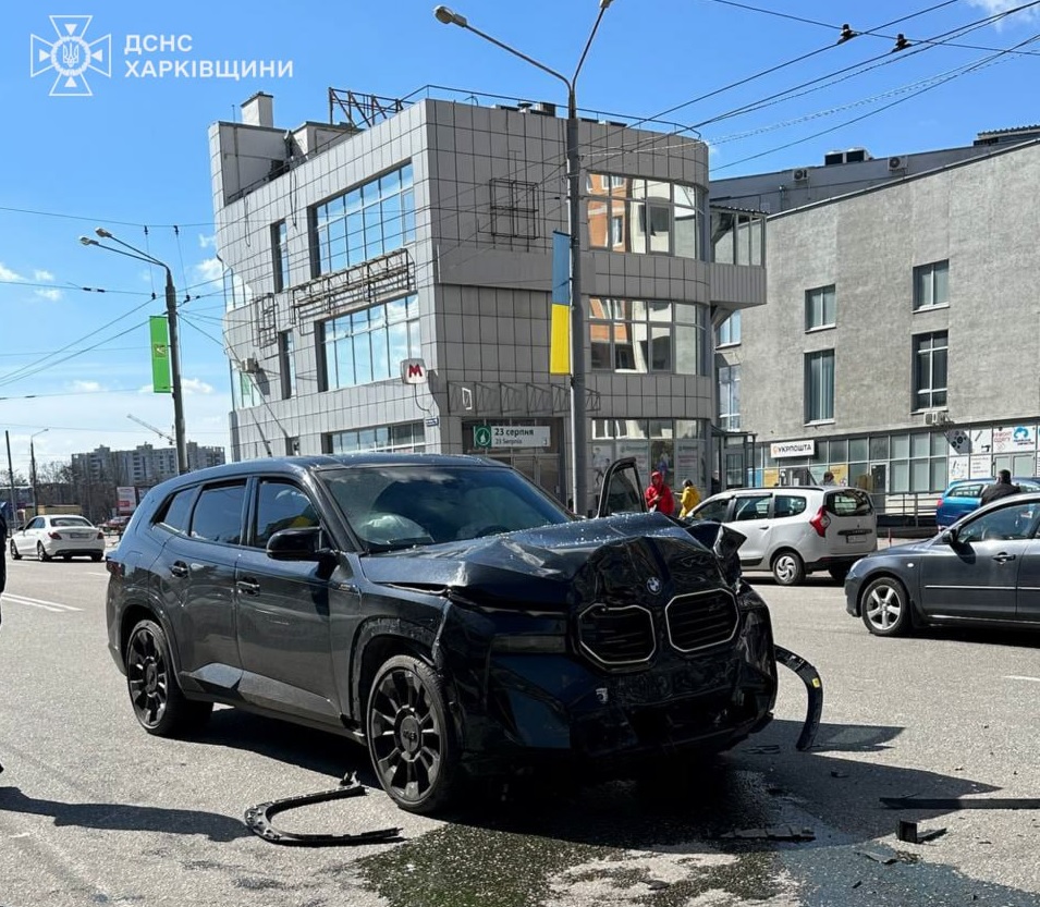 У Харкові вдень сталася ДТП: постраждали троє людей (фото)