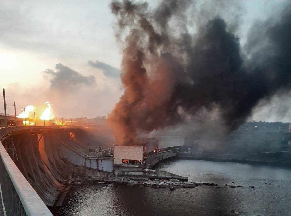 Удар по ДнепроГЭС: «прилеты» по плотине, на станции пожар — Укргидроэнерго