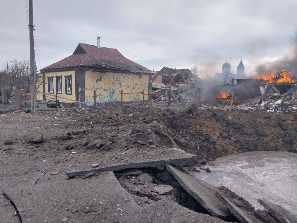 РФ ударила «Искандером» по двору дома в Боровой: уже семеро раненых (фото)