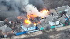 Три будинки горять у селі на Харківщині через обстріл РФ (фото)