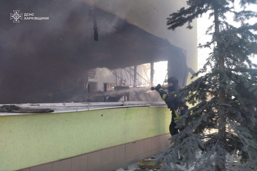 Детсад горел в Волчанске из-за вражеских обстрелов (фото)