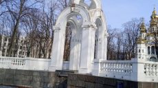 В Харькове украли светильники с Зеркальной струи (фото)