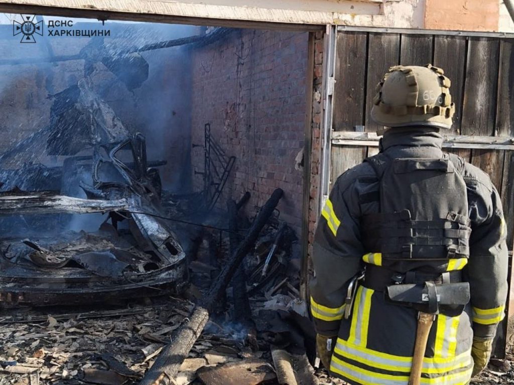 Россияне обстреляли Волчанск: горели крыша дома, гараж и авто (фото)
