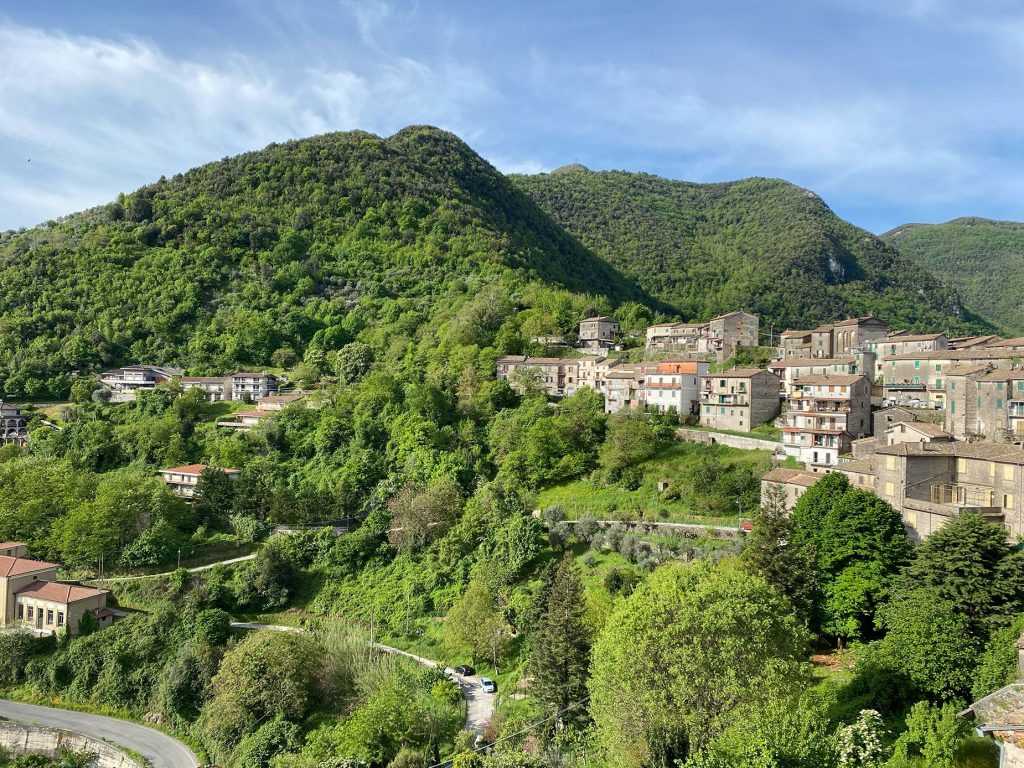 В Італії місто щосили намагається продати свої порожні будинки за один євро