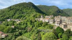 В Италии город пытается изо всех сил продать свои пустующие дома за один евро