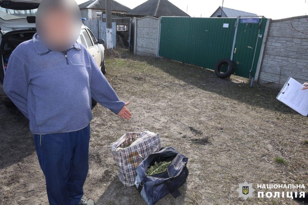Наркотики у посилці знайшли в чоловіка на Харківщині