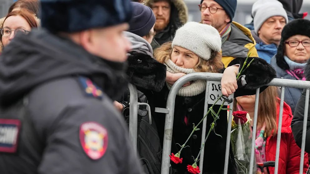 Тисячі людей та західні дипломати. Як прощаються з Навальним у Москві (відео)