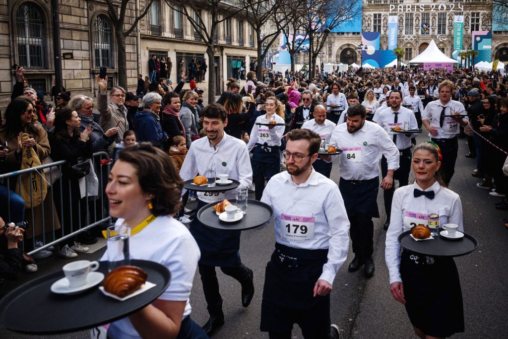 Паризькі офіціанти з кавою та круасанами змагалися, хто спритніший і швидший