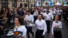 Парижские официанты с кофе и круассанами соревновались, кто ловче и быстрее
