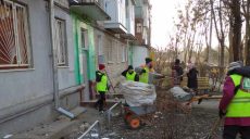 Последствия ночной атаки «шахеда» устраняют коммунальщики в Харькове