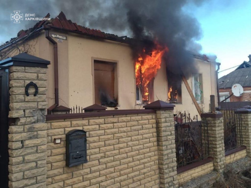 У Вовчанських Хуторах бійці ДСНС гасили дім під повторними обстрілами (фото)