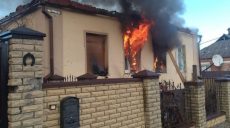 В Волчанских Хуторах бойцы ГСЧС гасили дом под повторными обстрелами (фото)