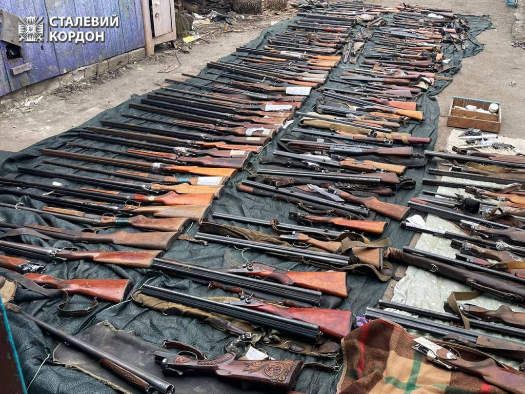 На Харківщині прикордонники виявили схованку з вогнепальною зброєю