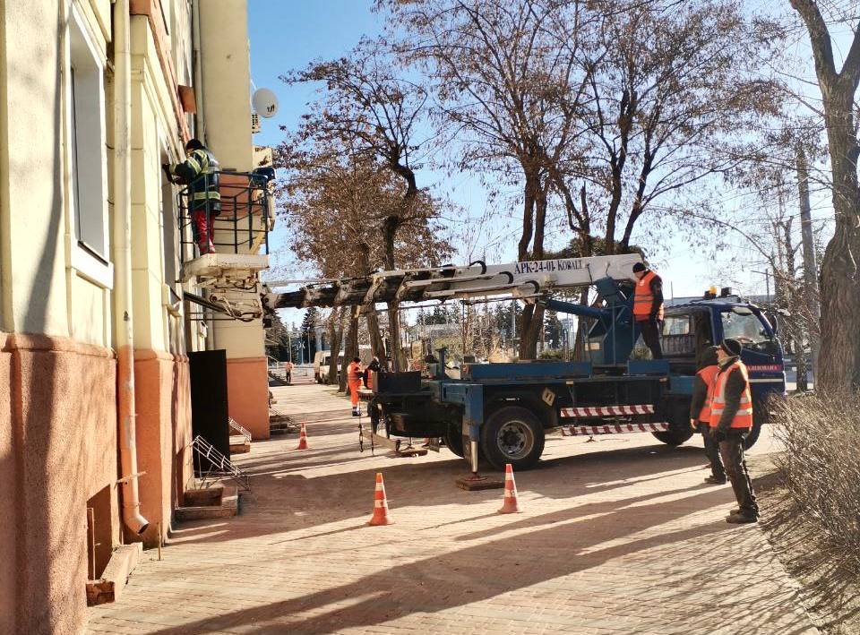 Комунальники усувають наслідки “прильоту” по Харкову (фото)