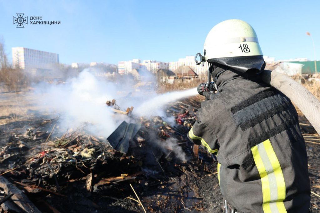 У Харкові вирішили спалити звалище біля будинків – що з цього вийшло (фото)
