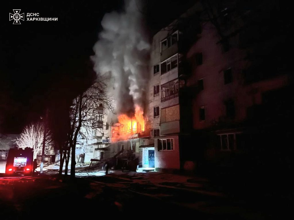 Армия РФ ночью скинула авиабомбу на многоэтажку на Харьковщине (фото)