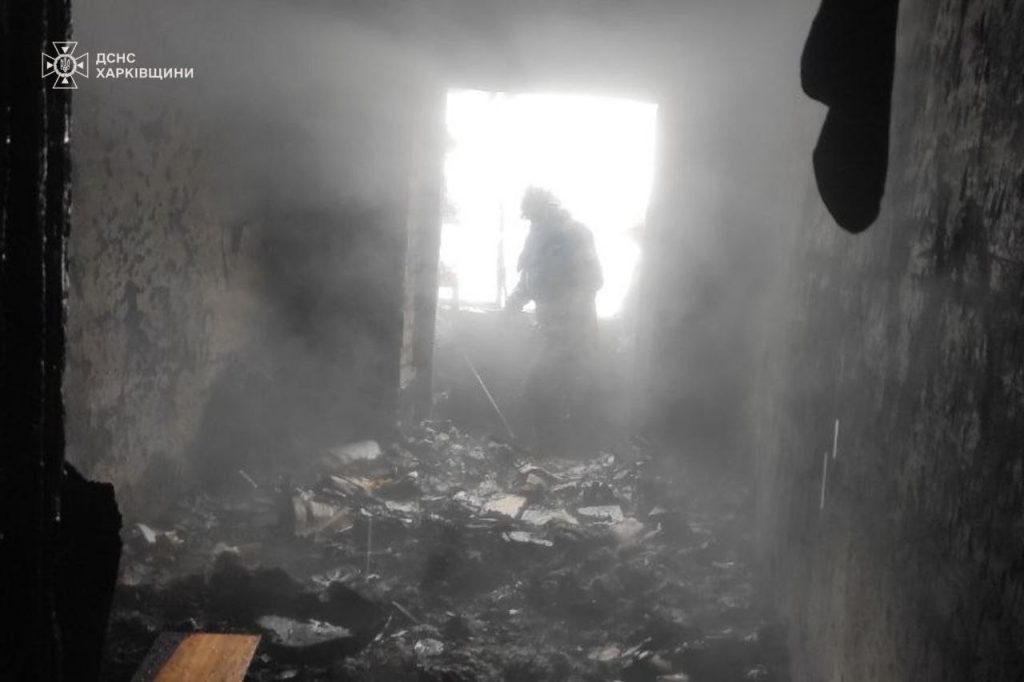 Из горящей пятиэтажки в Харькове спасли пожилую женщину (фото)