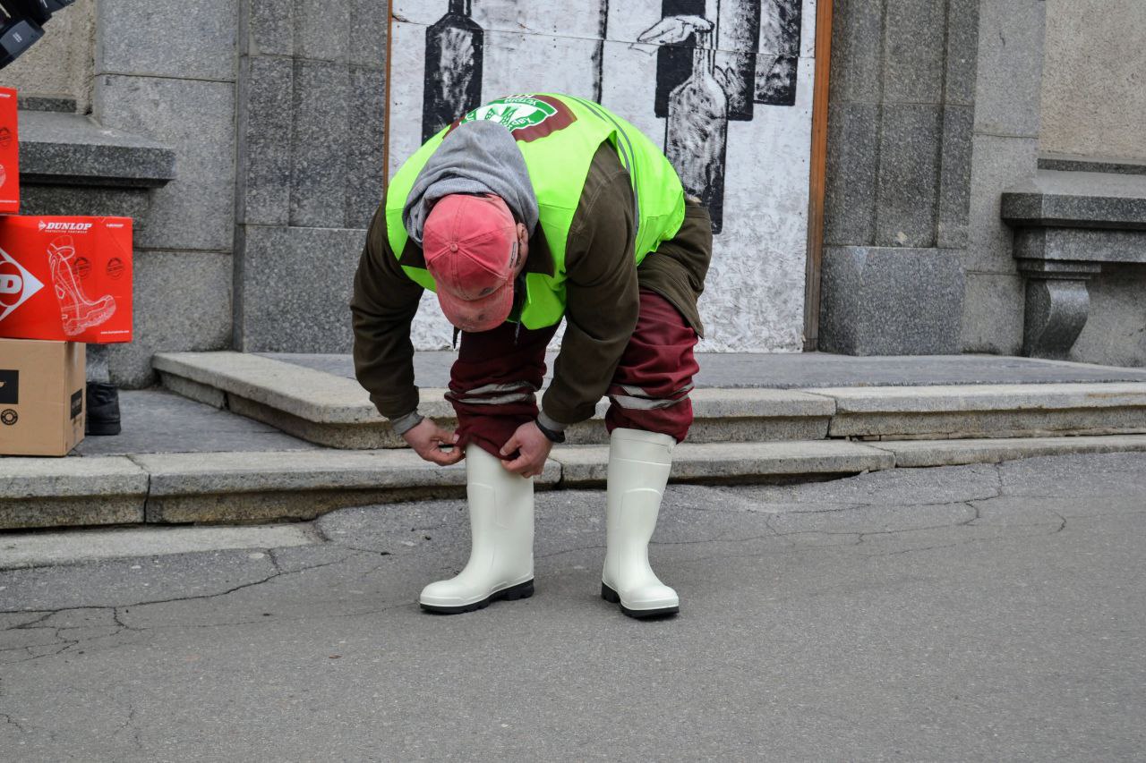 резиновые сапоги получили дворники в Харькове