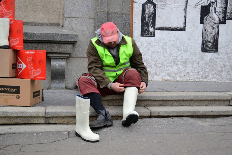 Обули харьковских коммунальщиков: сотрудники КП получили почти 2000 пар обуви