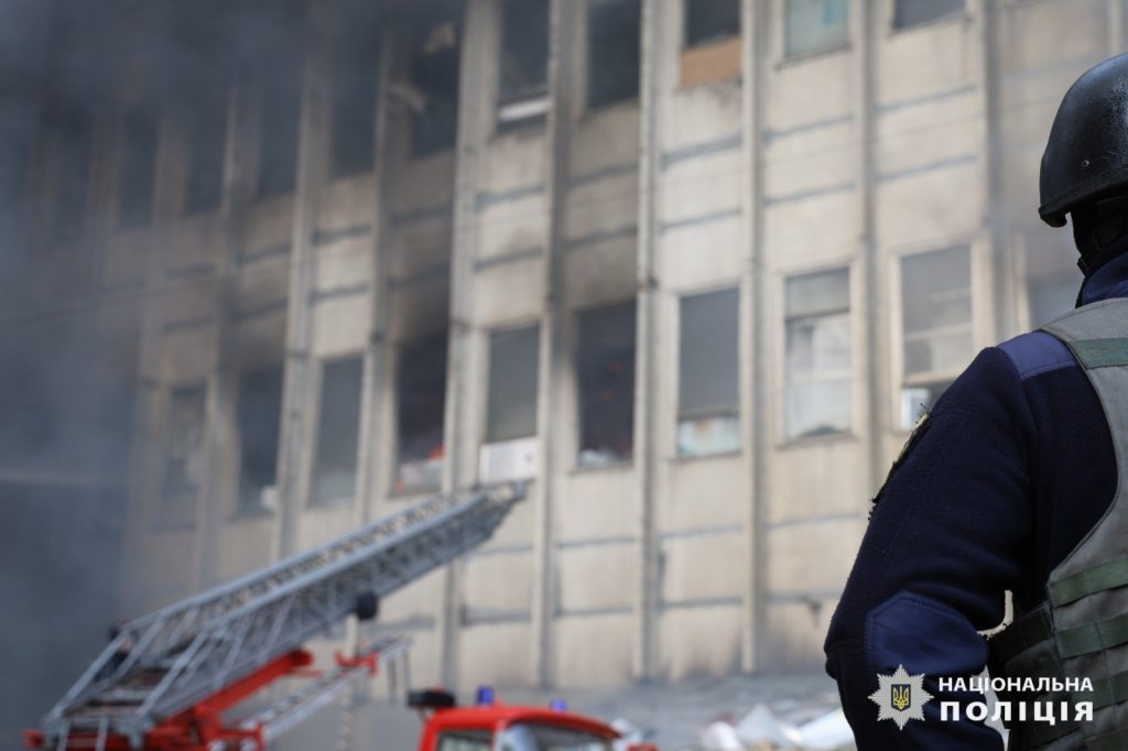 Що було в будівлі в Харкові, по якій прилетіла ракета РФ (відео поліції)