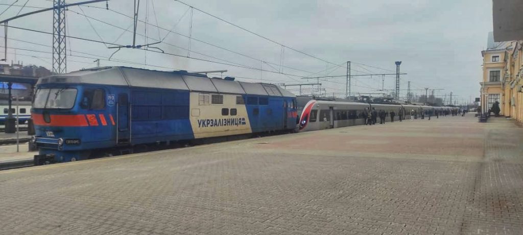 Поезда из Харькова поедут на тепловозной тяге, включая скоростные — УЗ