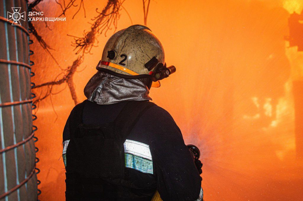 Спасатели тушили на Харьковщине 7 пожаров, вызванных обстрелами, есть погибшие