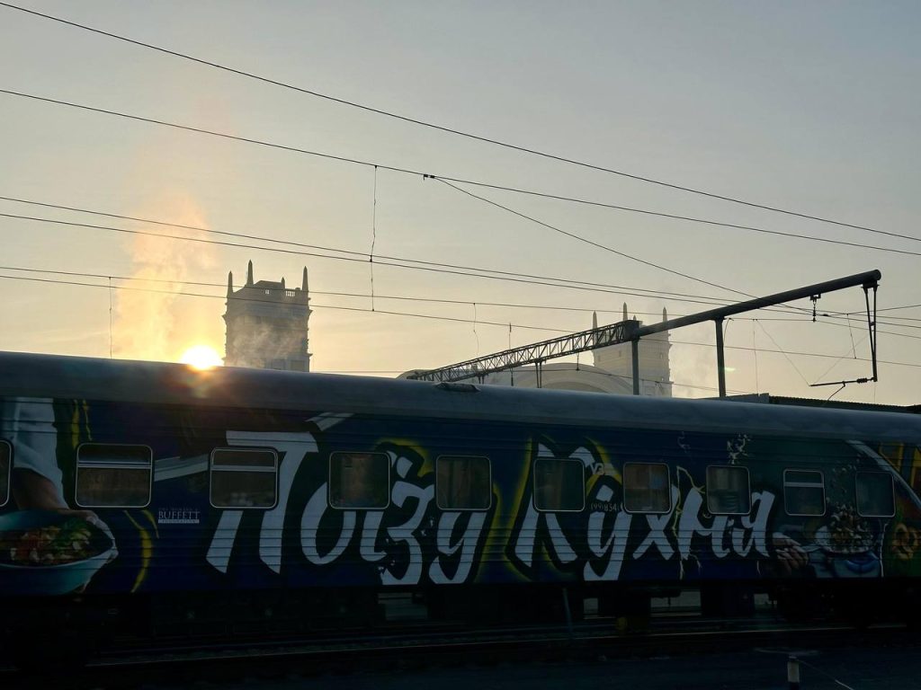 На Харківщину прибув унікальний поїзд-кухня: приготують 5000 порцій їжі