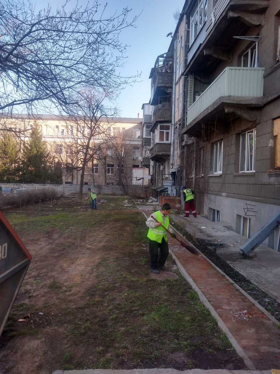 комунальники прибирають наслідки у Київському районі після удару "шахедів" 28 березня 2024