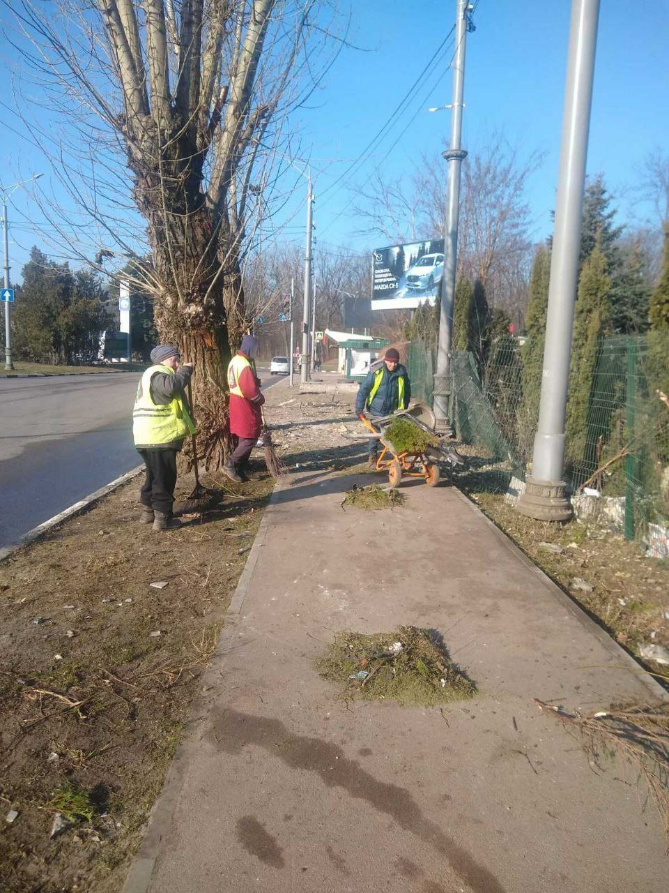 коммунальщики убирают последствия в Киевском районе после удара "шахедов" 28 марта 2024 2