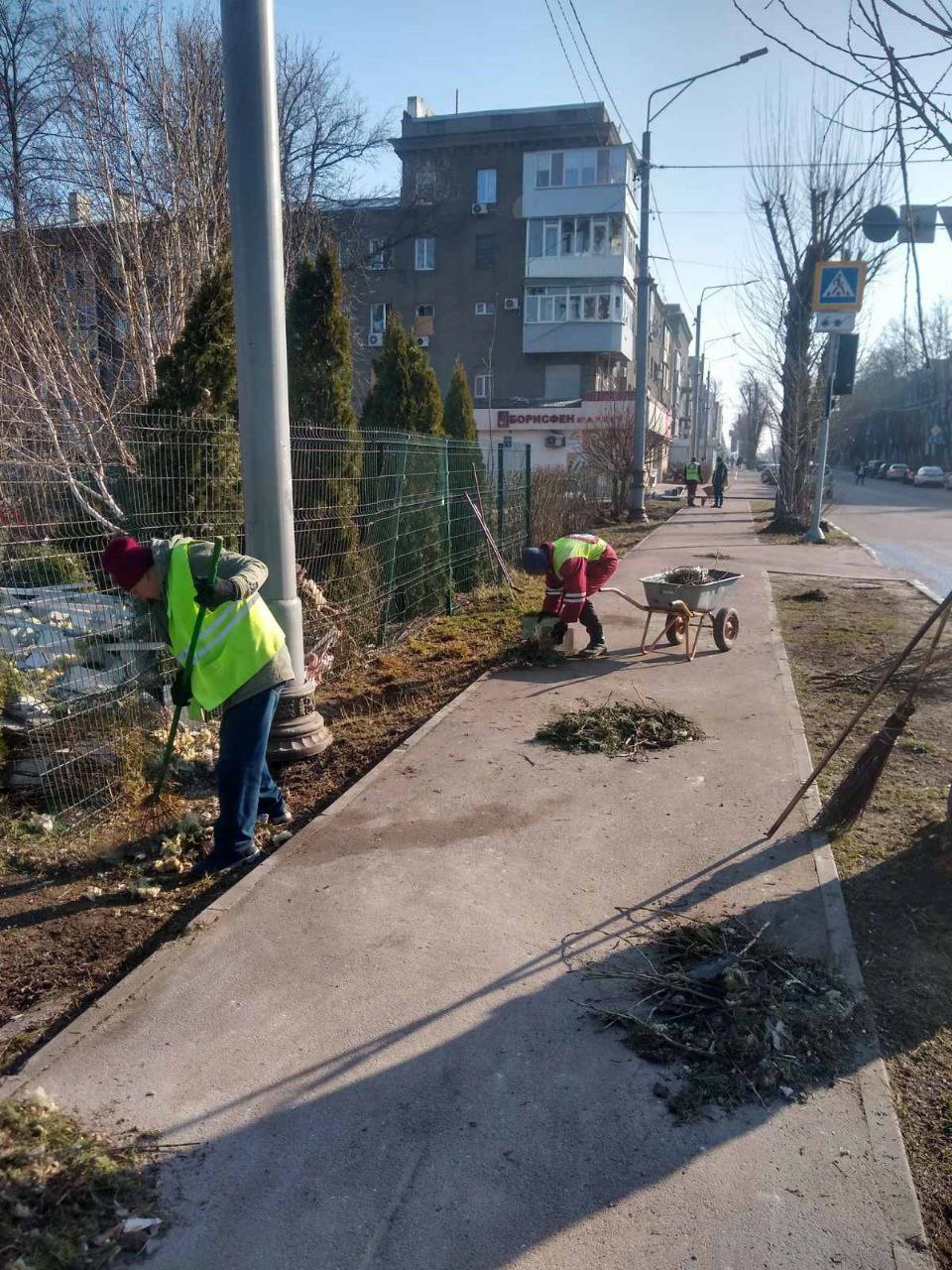 коммунальщики убирают последствия в Киевском районе после удара "шахедов" 28 марта 2024 3