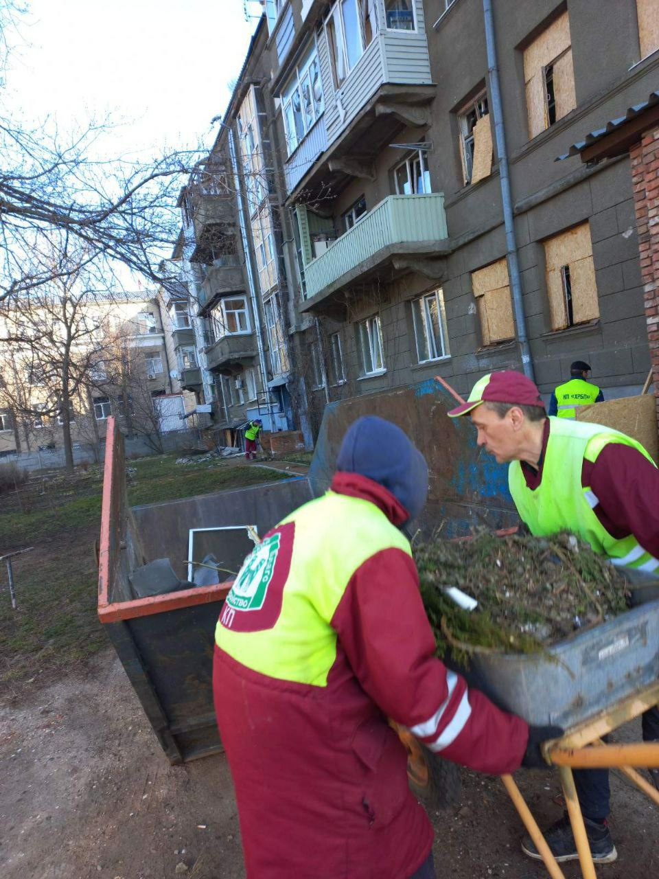 коммунальщики убирают последствия в Киевском районе после удара "шахедов" 28 марта 2024 4