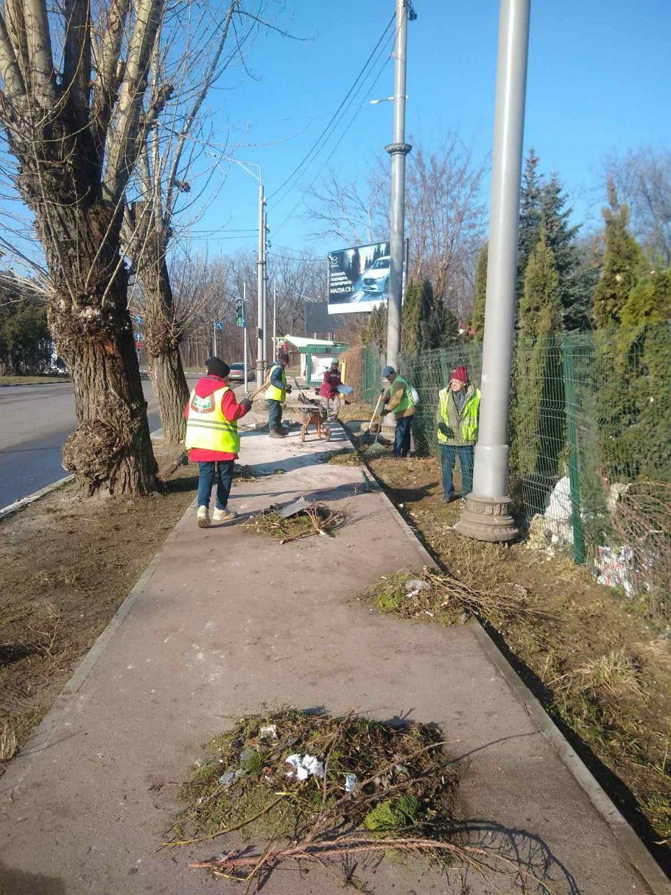 коммунальщики убирают последствия в Киевском районе после удара "шахедов" 28 марта 2024 5