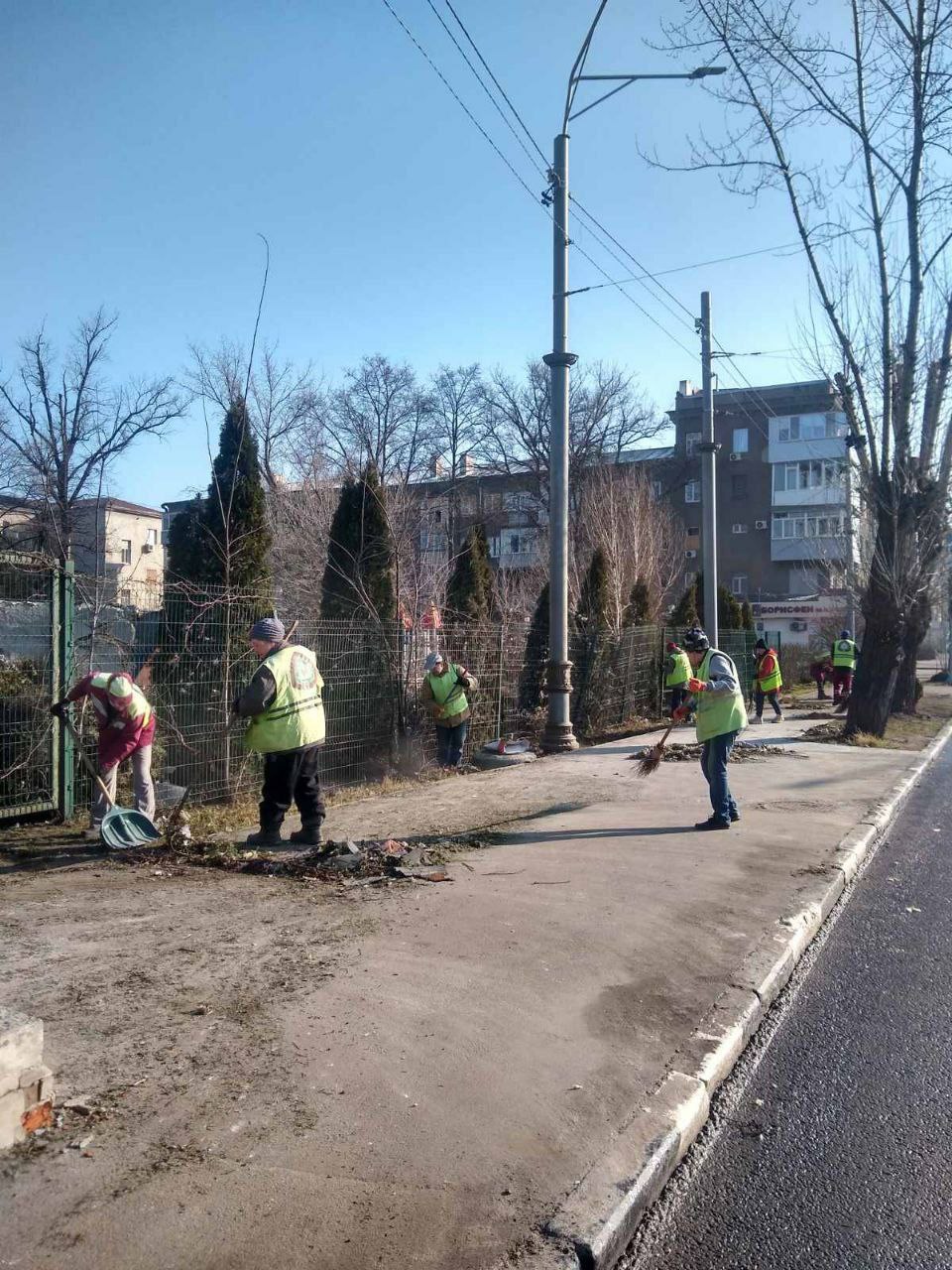 коммунальщики убирают последствия в Киевском районе после удара "шахедов" 28 марта 2024 6