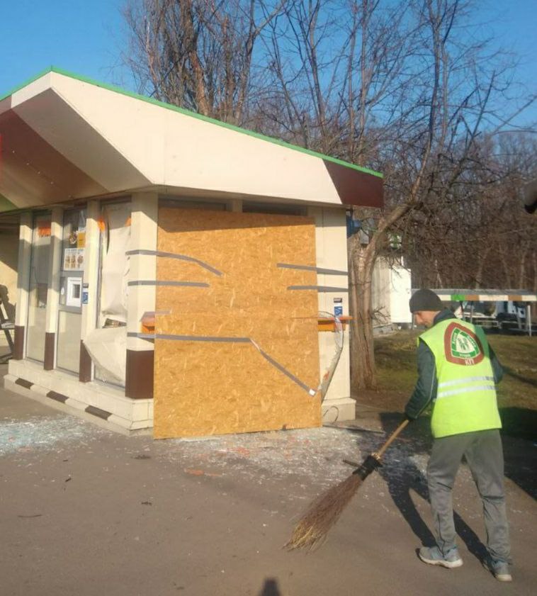 коммунальщики убирают последствия в Киевском районе после удара "шахедов" 28 марта 2024 7