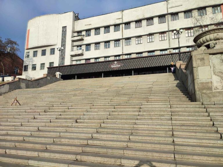 У Харкові взялися за ремонт сходинок на Університетській гірці (фото)