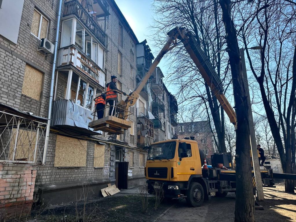 Удары по Харькову: в Киевском районе окна закрыли, в Шевченковском — завершают