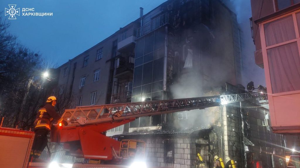Пожар в центре Харькова – вспыхнул утеплитель стены и балконы