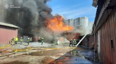 Масштабна пожежа спалахнула на складах із фарбою у Харкові