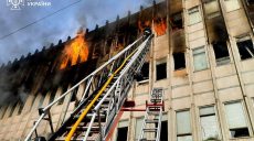 Пожежа на площі понад 2 тисячі м² виникла у Харкові через ракетний удар