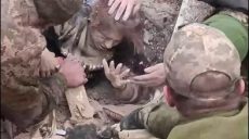 Жінку і дітей з-під завалів врятували бійці у Боровій на Харківщині (відео)