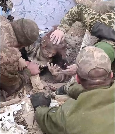 Женщину и детей из-под завалов спасли бойцы в Боровой на Харьковщине (видео)