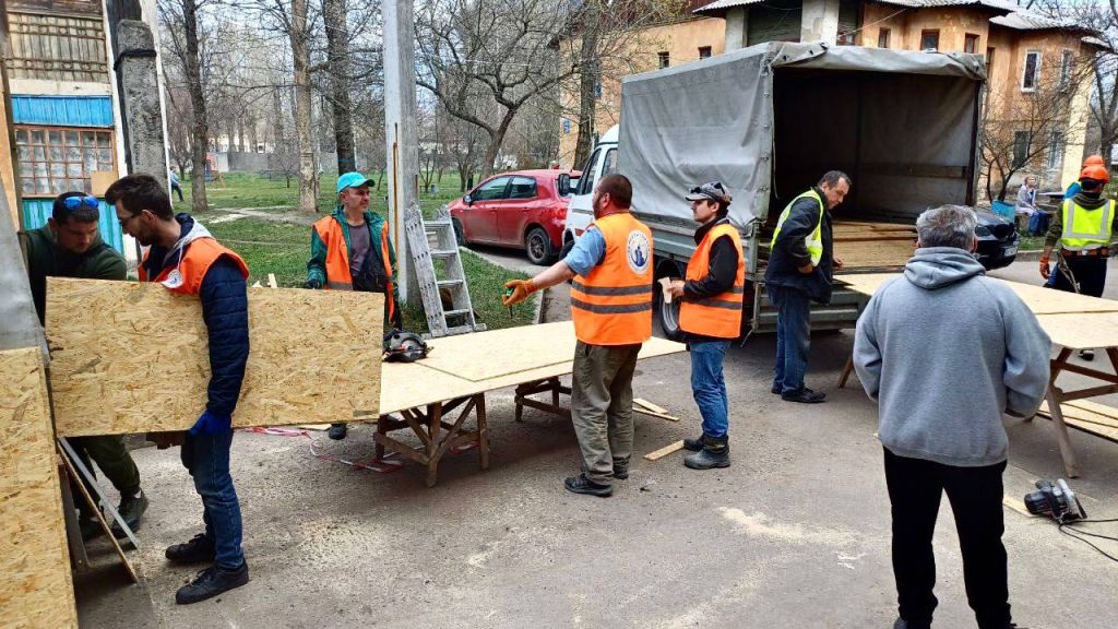 Прибирають скло і зламані гілки: у Харкові усувають наслідки ударів РФ