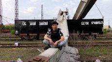 Харьковский художник Гамлет создал экспозицию на вокзале в Донецкой области