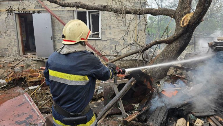 Гасять пожежу, розбирають завали: ДСНСники працюють на місці удару в Дергачах