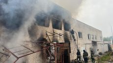 Из-за вражеских ударов горело здание в Купянске (фото)