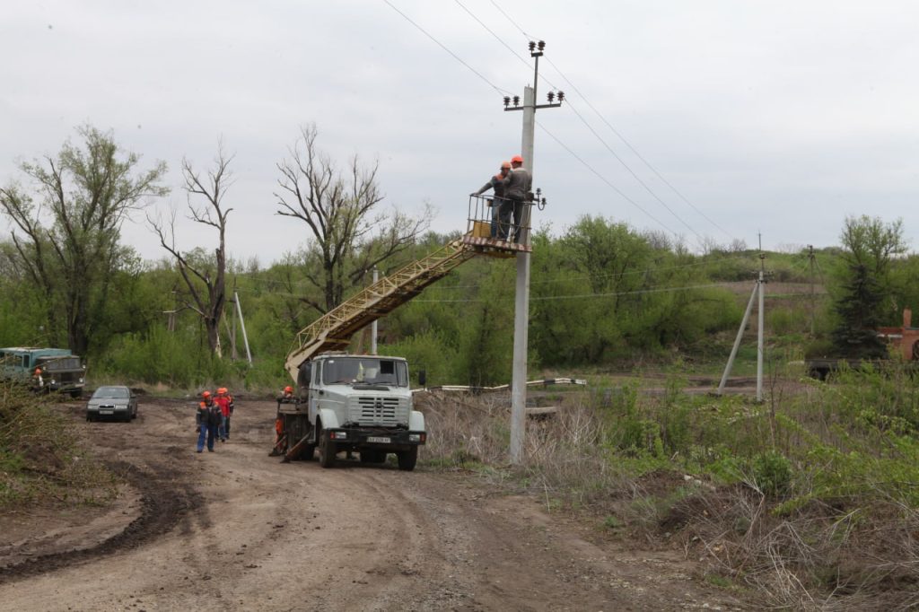 Без світла понад 2 роки: у розбите село на Харківщині повернули електрику