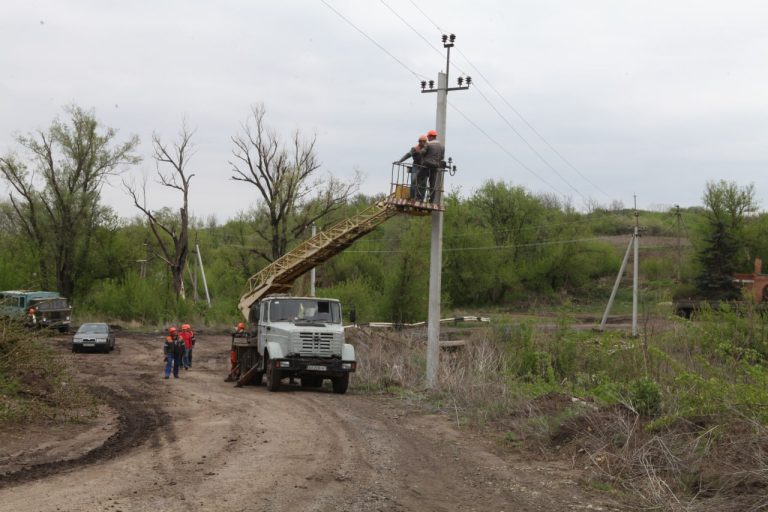 Без света более 2 лет: в разбитое село на Харьковщине вернули электричество