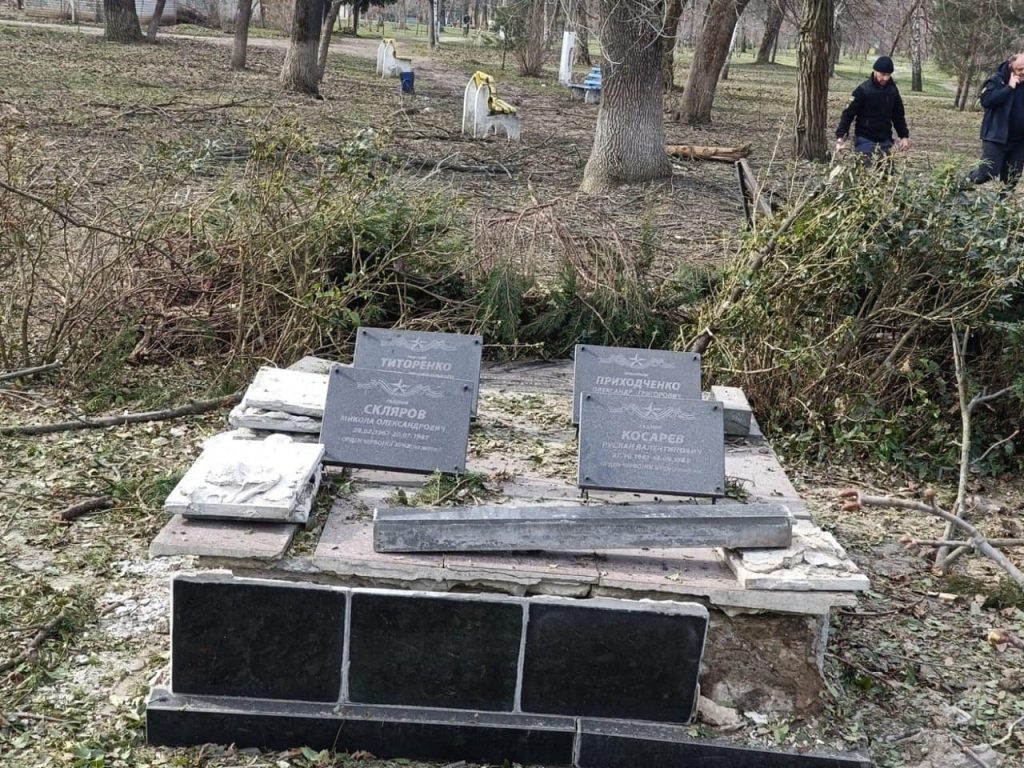 Росіяни розбили братську могилу воїнів Другої світової на Харківщині (фото)