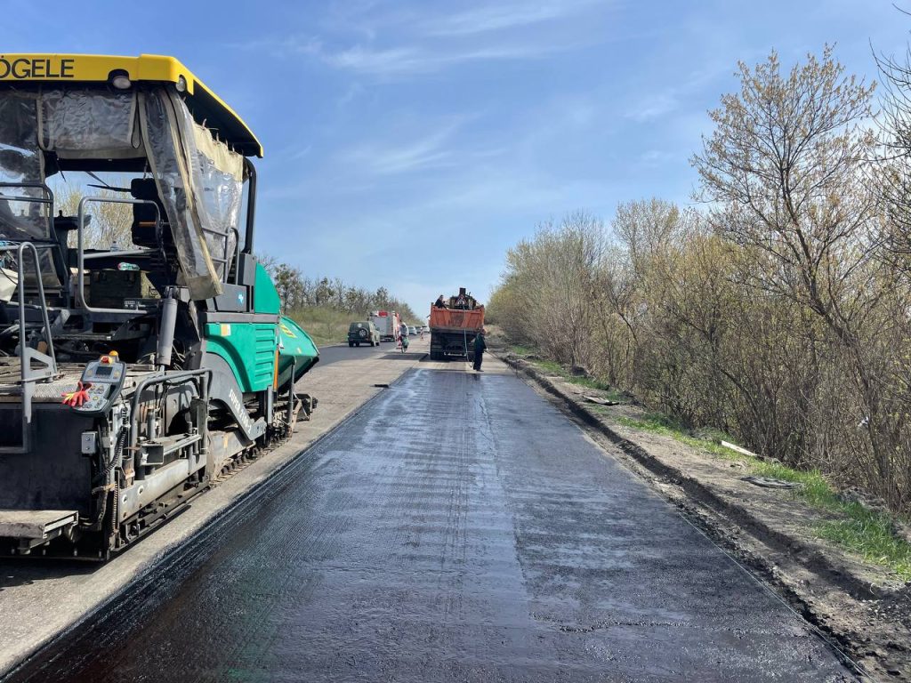 На важливій трасі на Харківщині майже повністю залатали ями (фото)